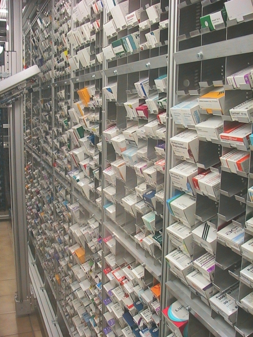 Optimale Lagerung der Arzneimittel im Automaten "Pharma-Go"
von Stirnberg, untersttzt von der ApoSTAR-Software - alle Arzneimittel werden hier schnell und sicher eingelagert. Das pharmazeutische Fachpersonal hat mehr Zeit fr die Patienten.