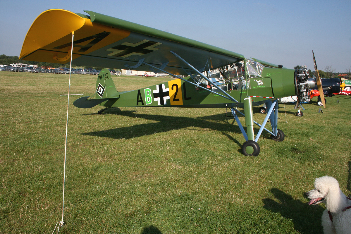Slepcev Storch und Königspudel Aramis