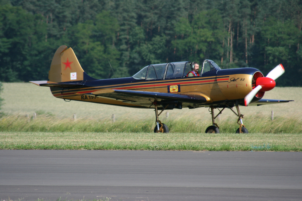 Yak-52 - hier klicken !