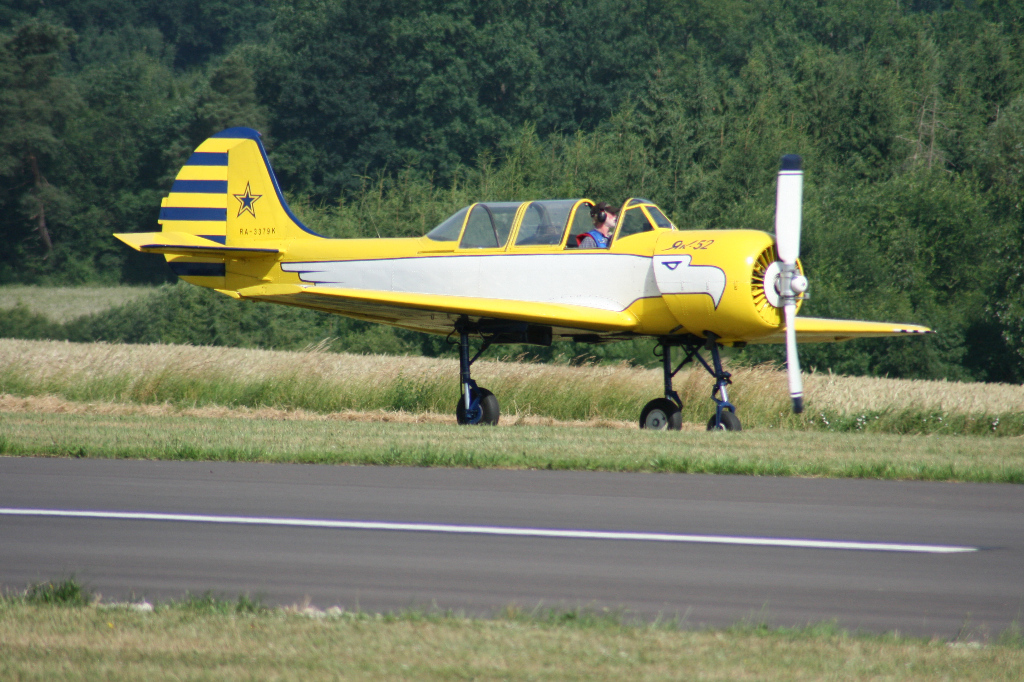 Yak-52