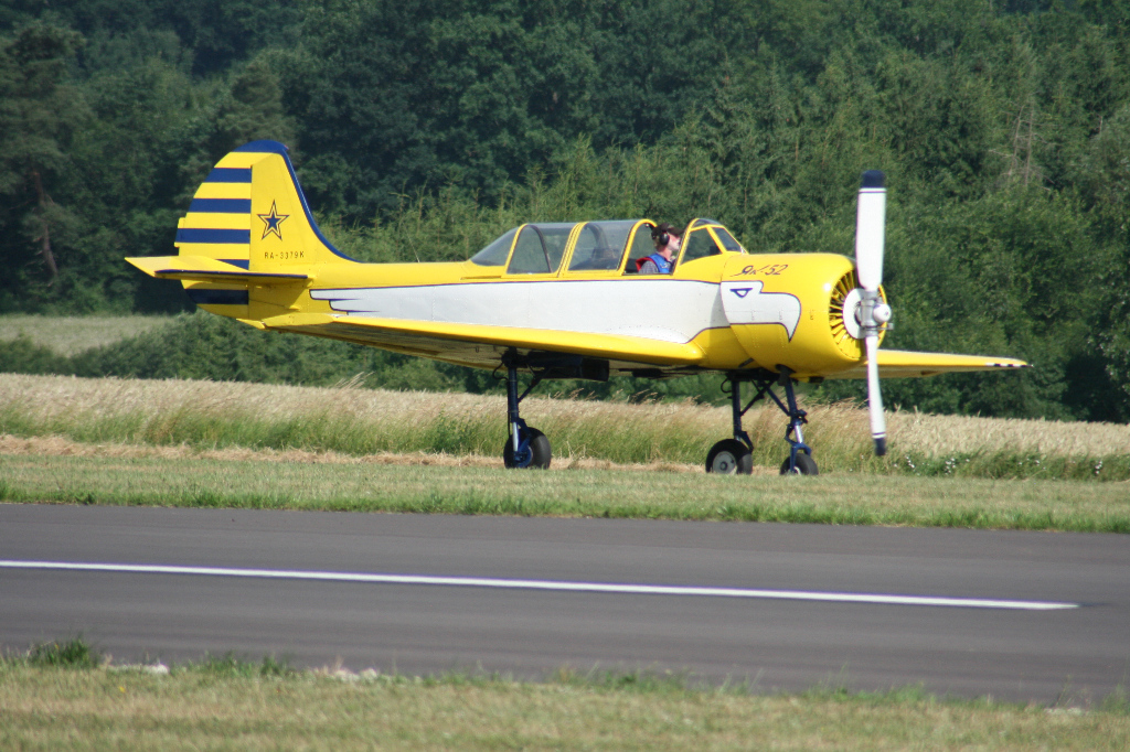 Yak-52 - hier klicken !