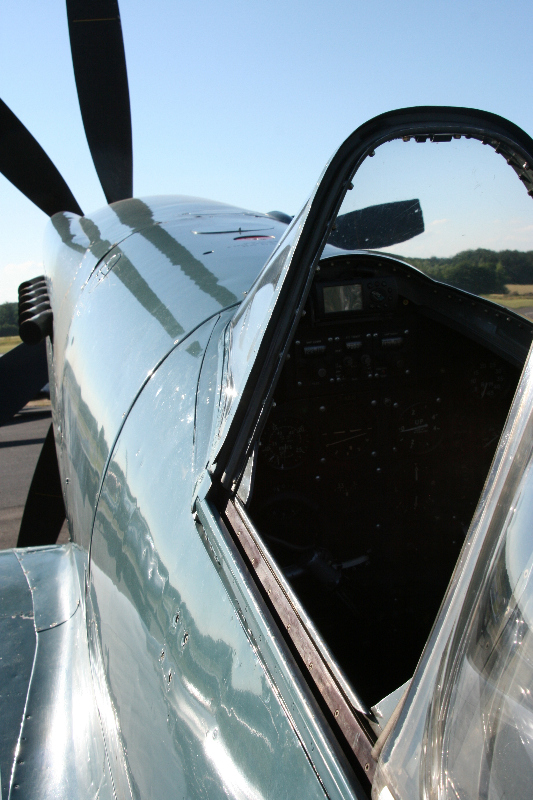 Spitfire Mk XIX PS890 F-AZJS