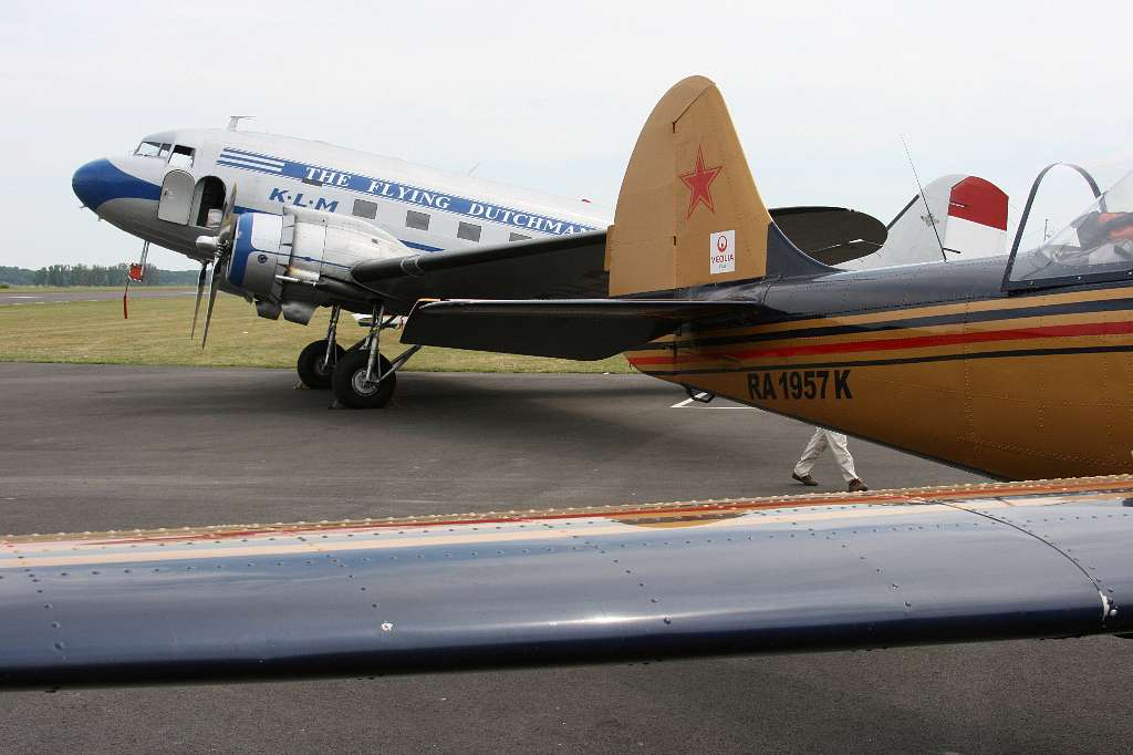 DC-3 PH-PBA der Dutch Dakota Association und YAK-52 von AcroYak