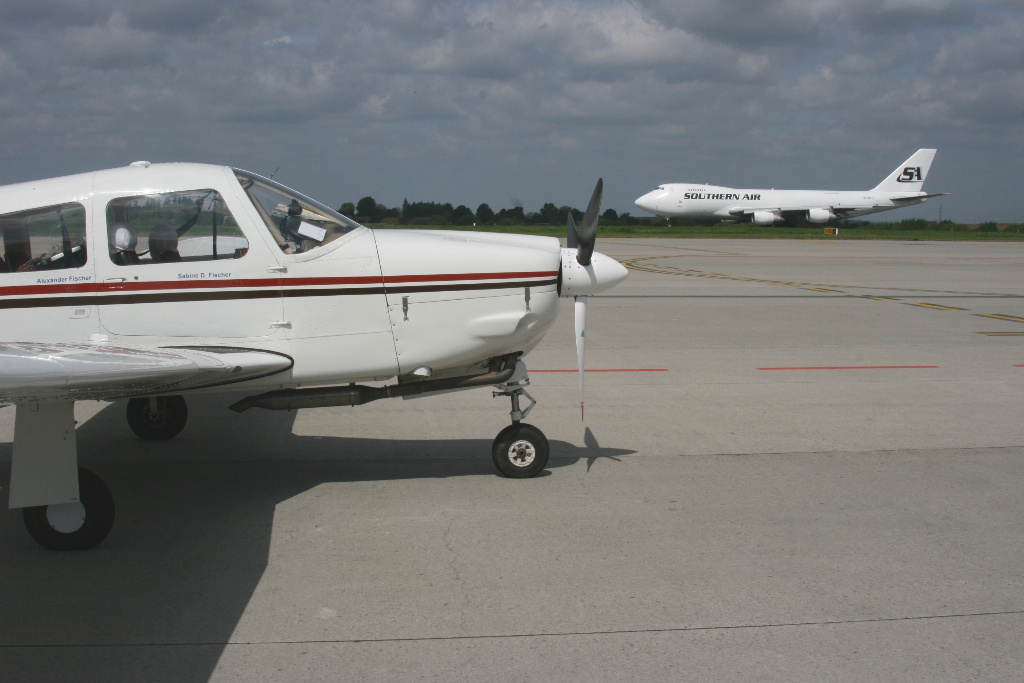 Piper Arrow III und Boeing 747 Cargo in EBLG (Liege/Lttich)