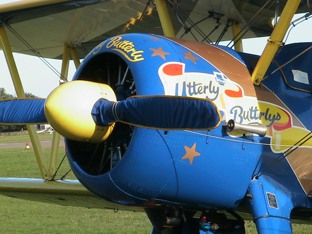 Boeing Stearman Utterly Butterly=eine der Sensationen in Aachen - Merzbrck 2003 (EDKA)=wingwalking wie in den guten alten Zeiten ...