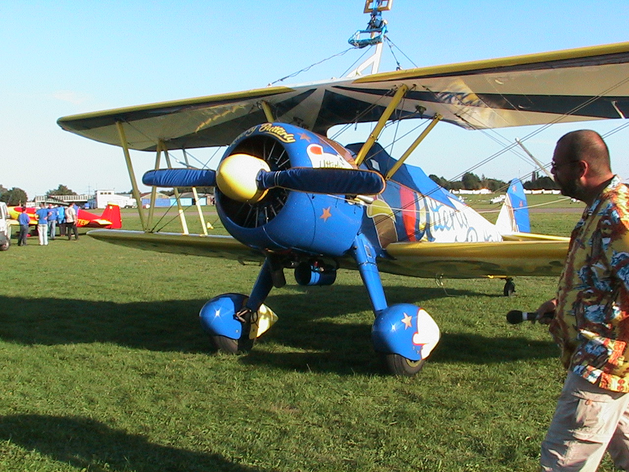 Boeing Stearman Utterly Butterly=eine der Sensationen in Aachen - Merzbrck 2003 (EDKA)=wingwalking wie in den guten alten Zeiten ...