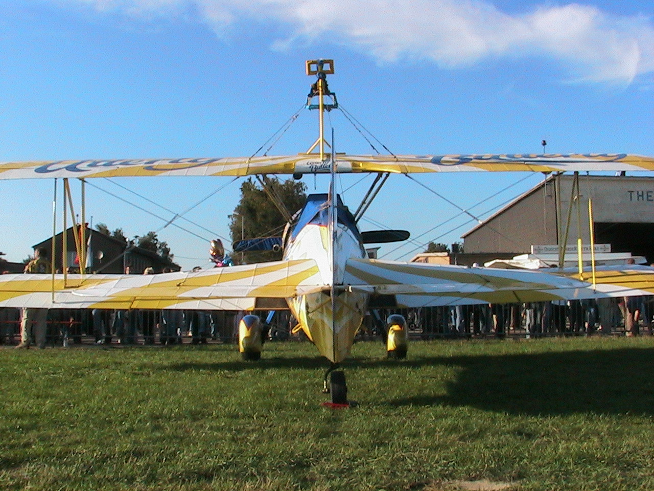 Boeing Stearman Utterly Butterly=eine der Sensationen in Aachen - Merzbrck 2003 (EDKA)=wingwalking wie in den guten alten Zeiten ...