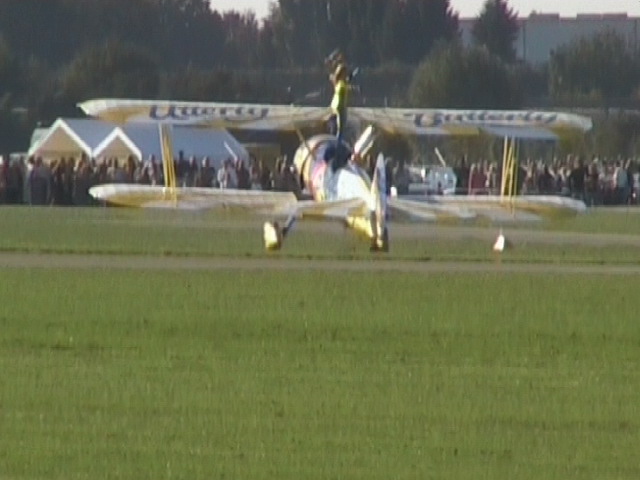 Wingwalking=die Utterly Butterly in Aachen-Merzbrck 2003