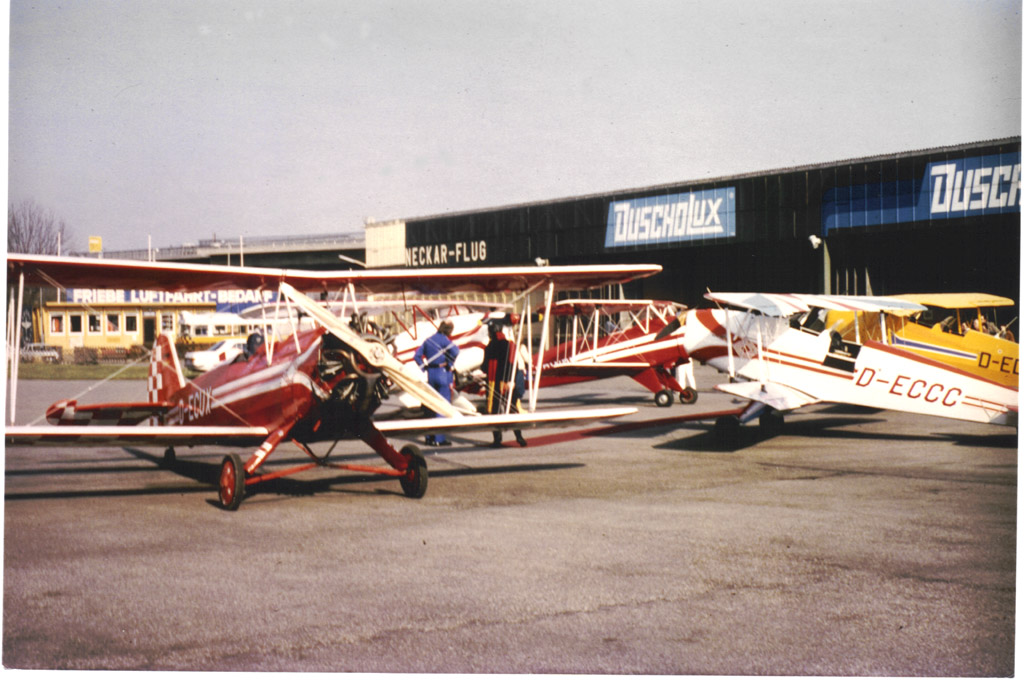 Doppeldecker, bereit zu Dreharbeiten fr den Film "Panische Zeiten" von und mit UDO LINDENBERG. Links die Focke-Wulf FW44 Stieglitz, damals das Lieblingsflugzeug von HANS DITTES. Hier klicken fr volle Gre.