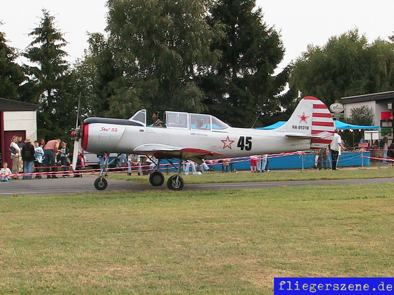 Die Yak-52 wurde von den Besuchern bestaunt. Pilot Patrick Behr (aus dem Elsa) zeigte Turnstunden der Spitzenklasse auf diesem klassischen russischen Militttrainer.